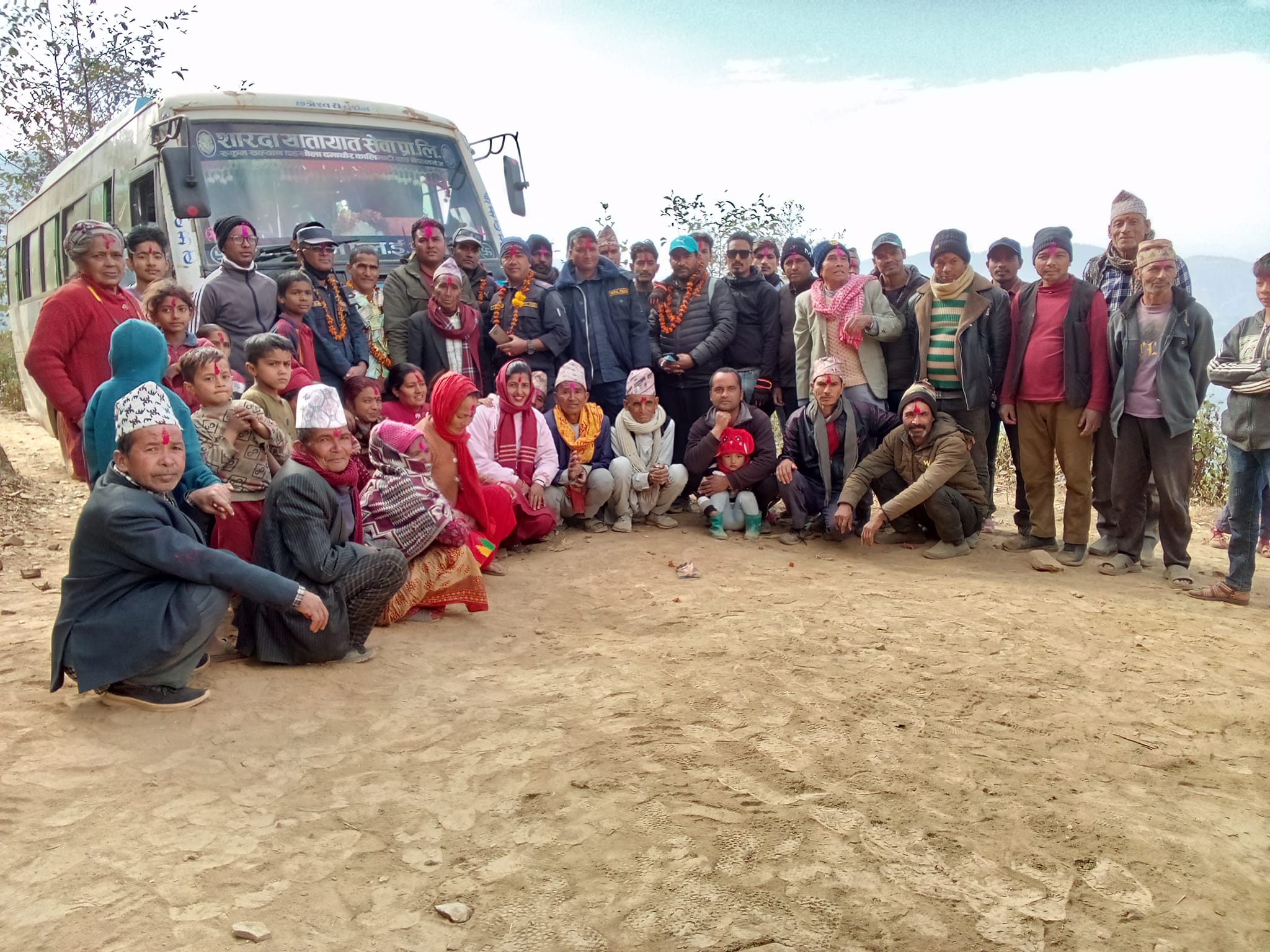 सल्यानको पलाटे गाउँमा  गाडी पुग्दा स्थानीयमा छायो खुशी