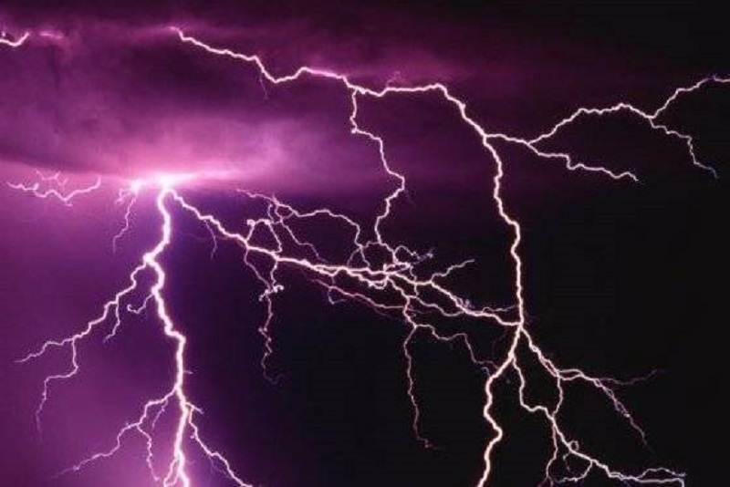 दाङमा चट्याङ लागेर २ जनाको मृत्यु, १२ घाइते