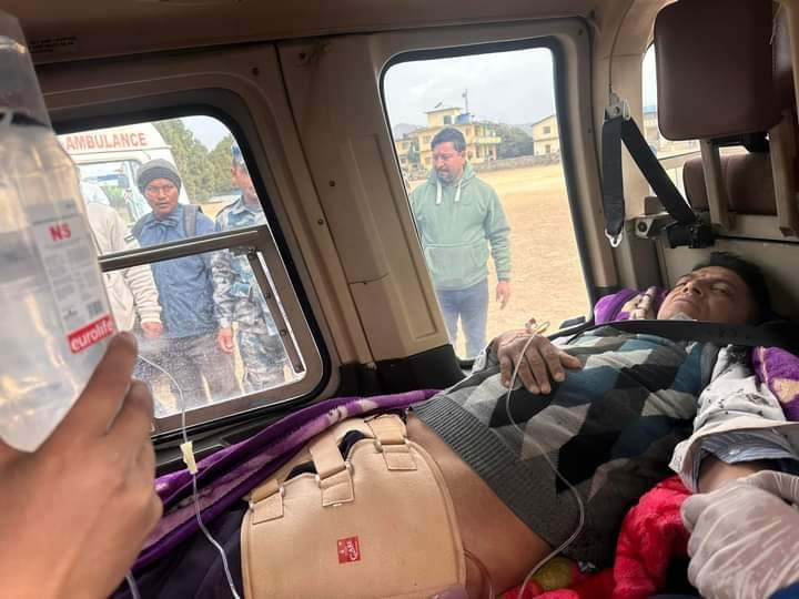 सल्यान मोटरसाइकल दुर्घटनाका घाइतेलाई हेलिकप्टर मार्फत उद्धार 