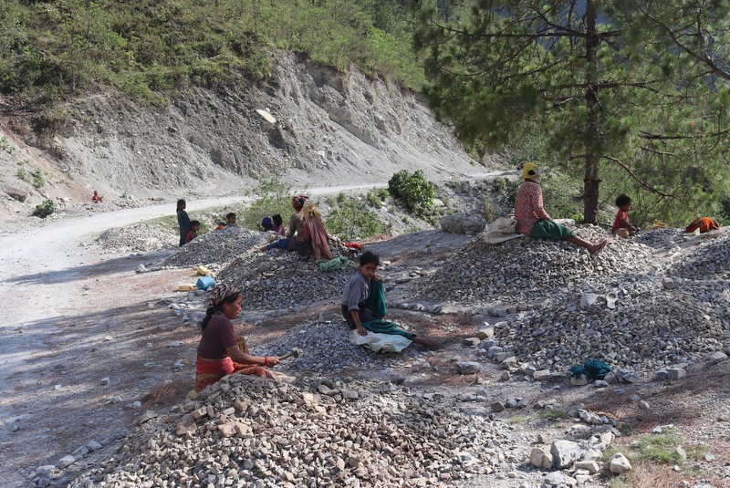 रोगभन्दा भोकबाट बँच्‍न गिट्टीसँग पौँठेजोरी गर्दै बालबालिका