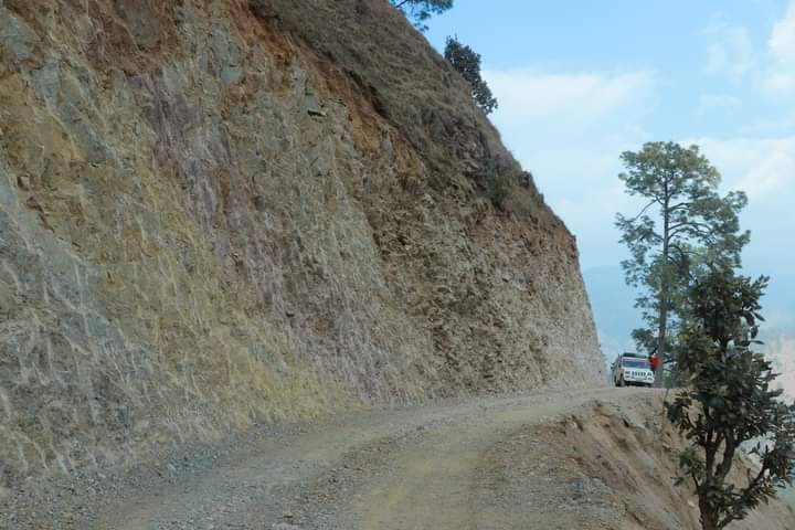 चट्टान छिचोल्दै बिकटमा सडक, सल्यान छत्रेश्वरीका स्थानीय खुशीले ढंग 