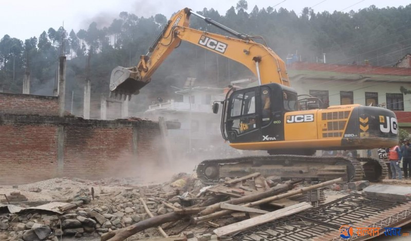 सल्यानमा ऐलानी जग्गामा बनाइएका घरटहरामा डोजर चल्यो 