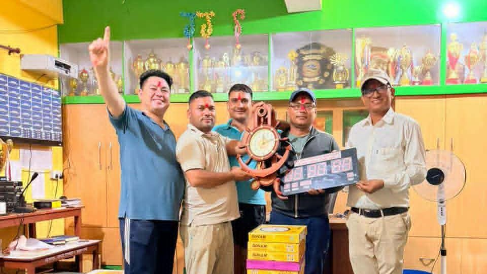 जन्मदिनको अवसरमा पूर्वविद्यार्थीद्वारा जनज्योति माविलाई घडी र शैक्षिक सामग्री सहयोग