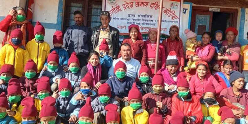 सल्यानको एक विद्यालयका बालबालिकालाई न्यानो कपडा वितरण