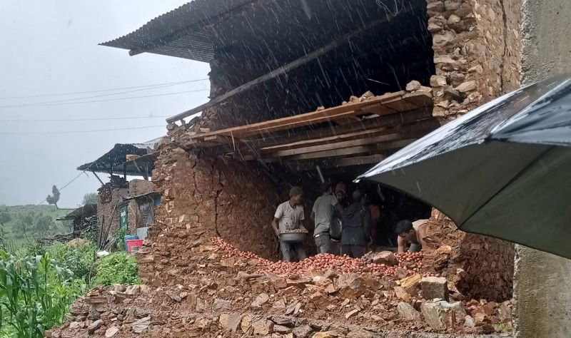 अविरल वर्षाले सल्यानमा एक घर भत्कियो 