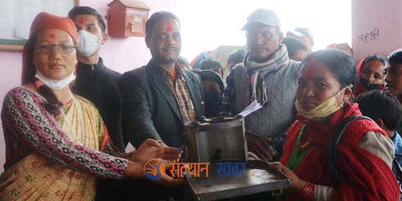सल्यानको कुमाख गाउँपालिकामा सुधारिएको चुलो वितरण 