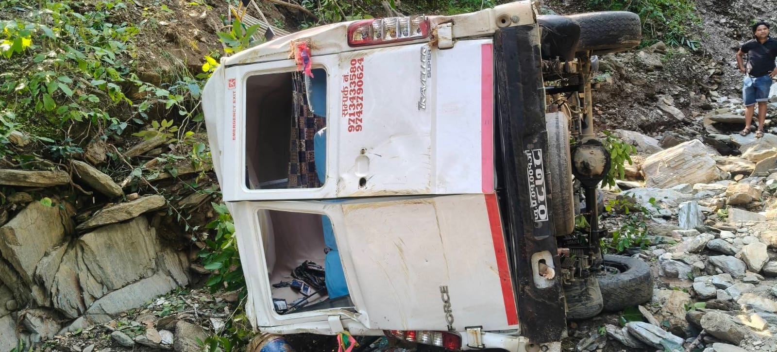सल्यानमा फोर्स गाडी दुर्घटना हुँदा ६ जना घाइते