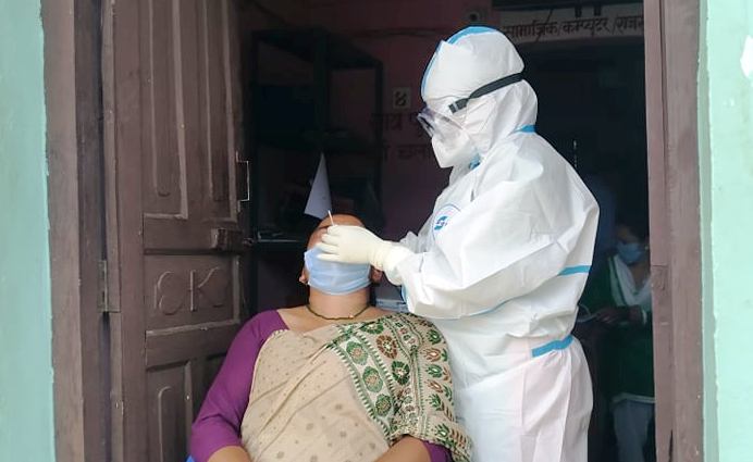 जनप्रतिनिधि,कर्मचारी, सेना प्रहरीको स्वाब सङ्कलन