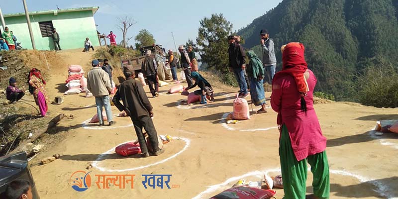 शारदा नगरपालिका - ७ का बिपन्न परिवारलाई राहात बितरण