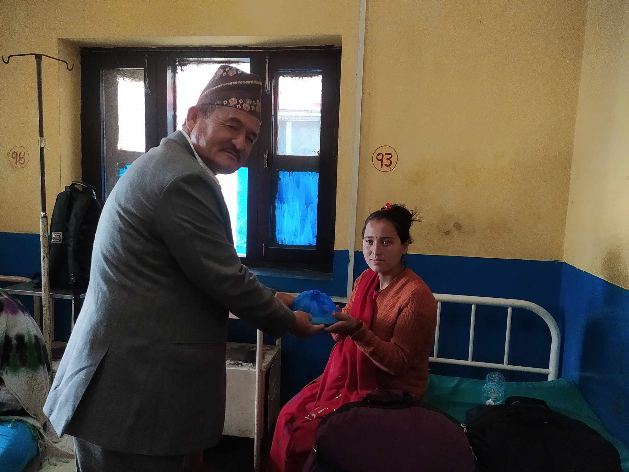 संविधान दिवसको अवसरमा सल्यान अस्पतालका बिरामीलाई फलफूल वितरण