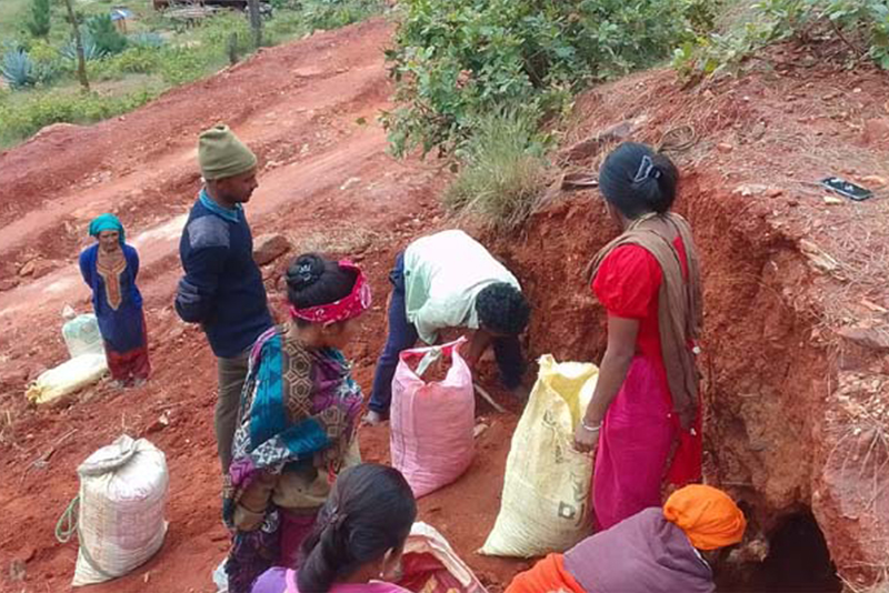 सल्यानमा हराउँदै रातोमाटो र कमेरोले घर लिप्ने परम्परा