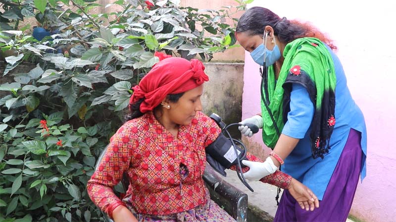 सल्यानको त्रिवेणी गाउँपालिकामा घरमै पुगेर सुत्केरीको स्वास्थ्य चेकजाँच
