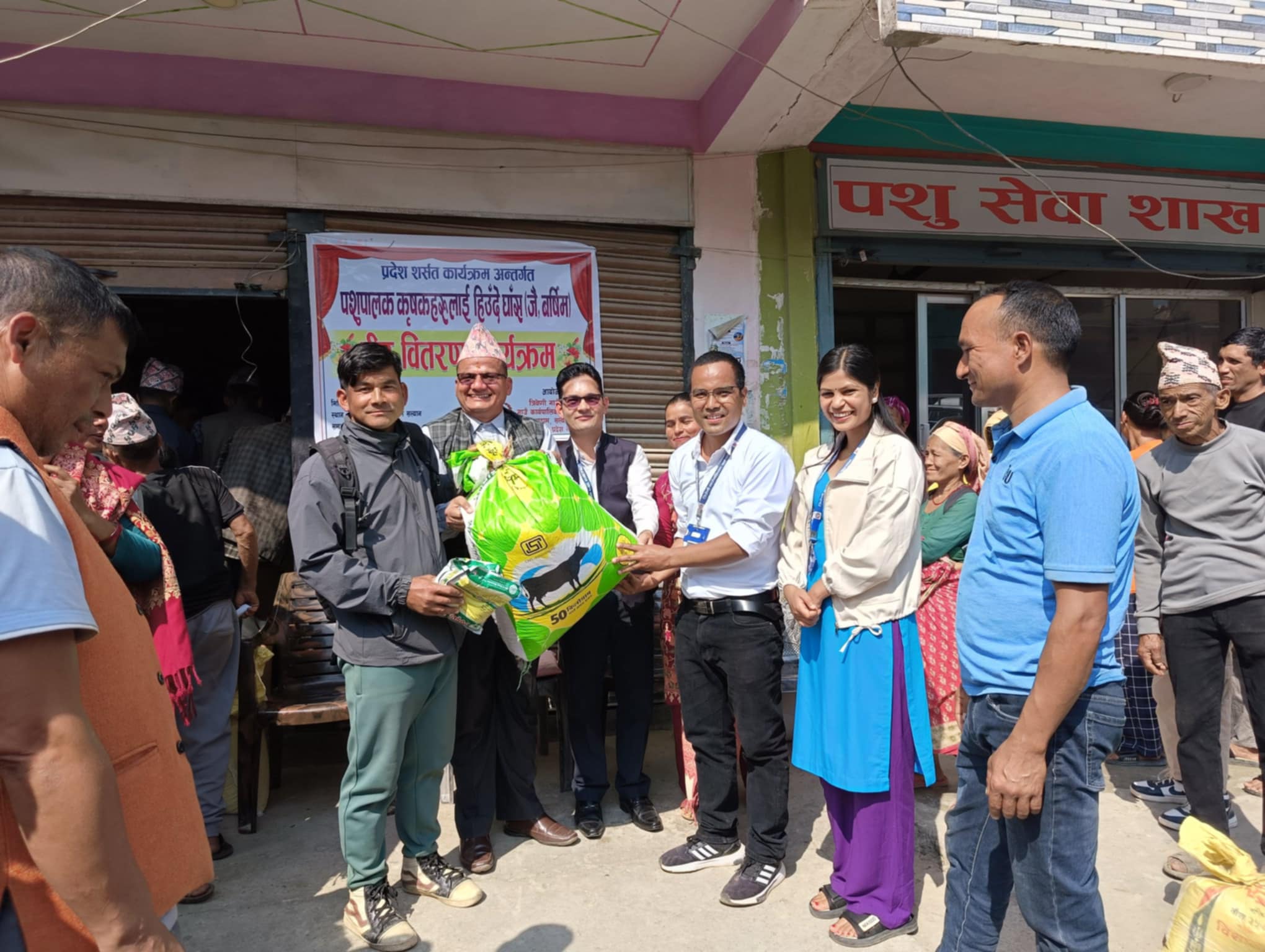 सल्यान त्रिवेणीका किसानलाई घाँसको बीउ वितरण 