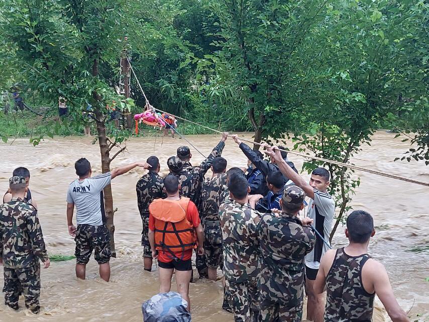 शारदा नदीको बिचमा फसेका १२ जनाको उद्दार 