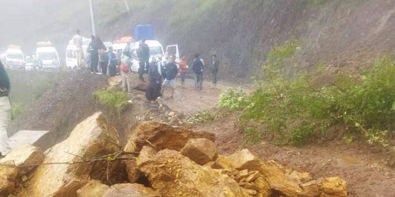 राप्ती राजमार्ग र दाङ– सुर्खेत सडक अवरुद्ध 