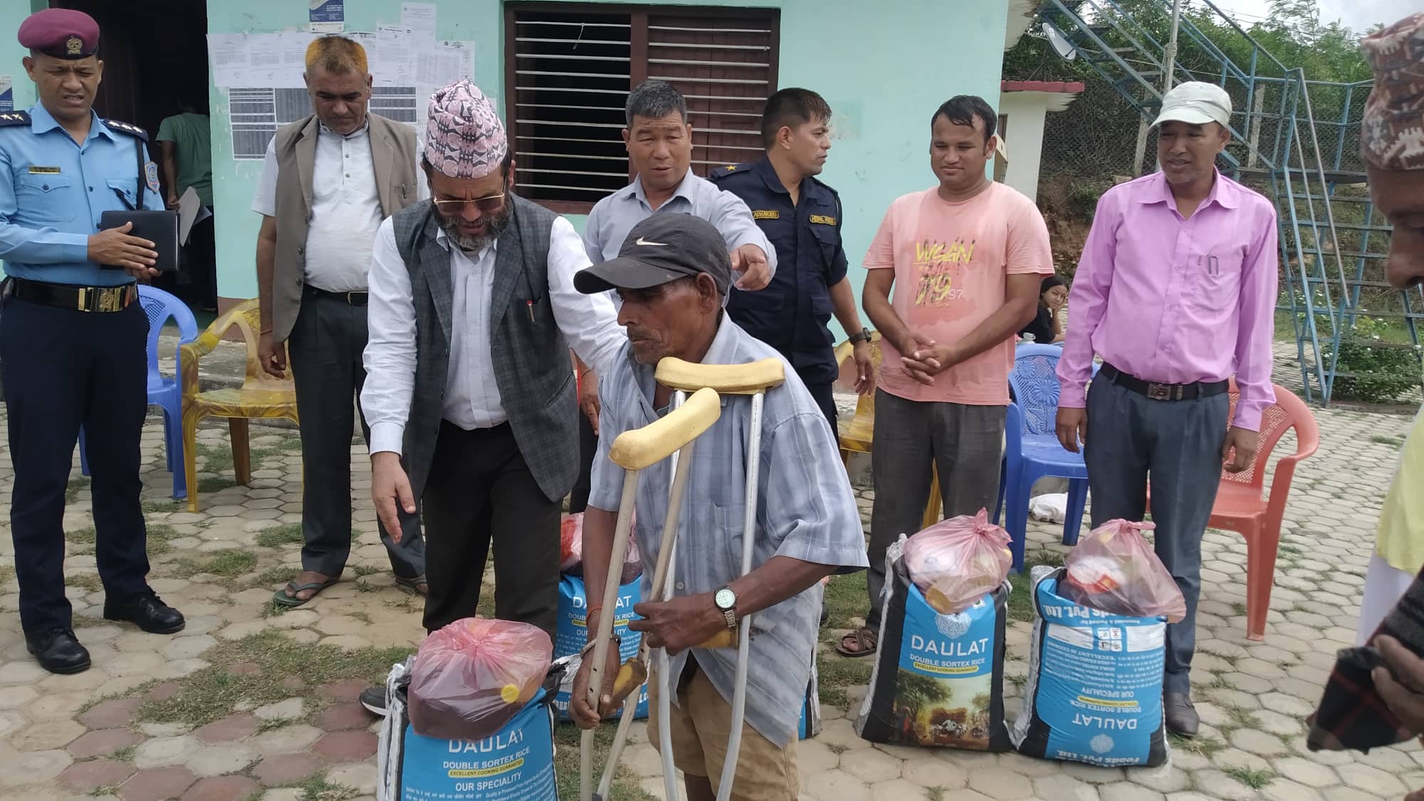 संविधान दिवसको अवसरमा सल्यान बनगाडका ५ विपन्न परिवारलाई राहत वितरण