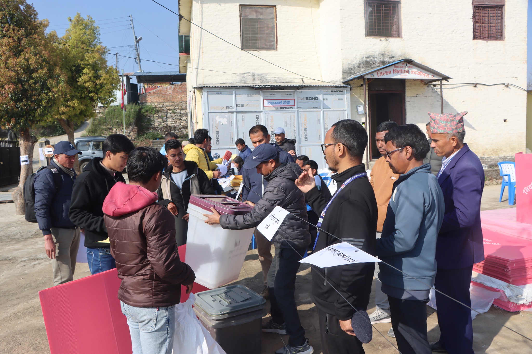 सल्यानका सबै निर्वाचनस्थलमा पुग्यो निर्वाचन सामग्री 