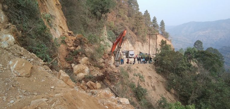 सुख्खा पहिराले स्काभेटर पुरियो, सल्यान दाङ सडक अवरुद्ध 