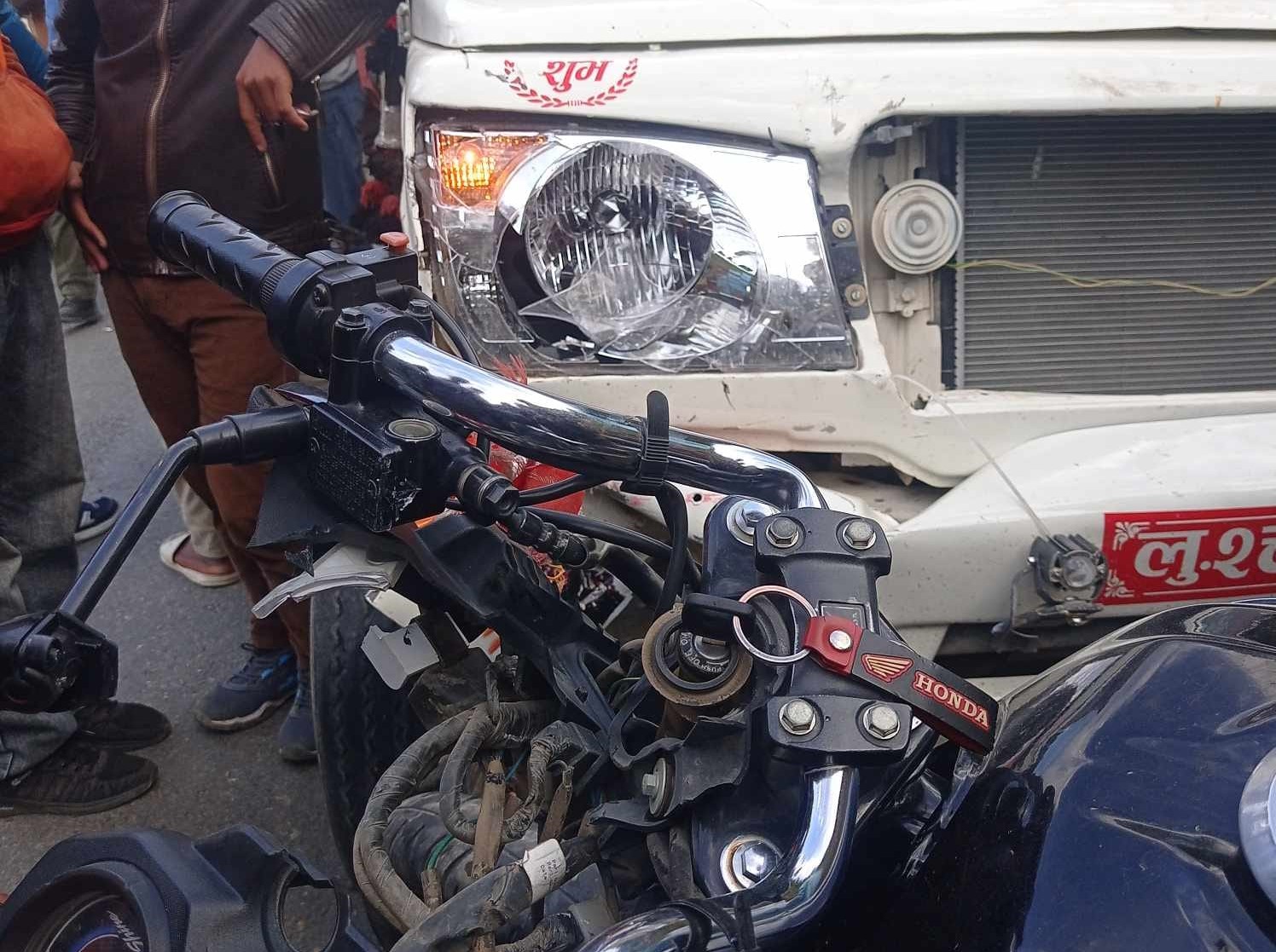 सल्यानमा जिप र मोटरसाइकल ठोक्किदा दुई जना घाइते 