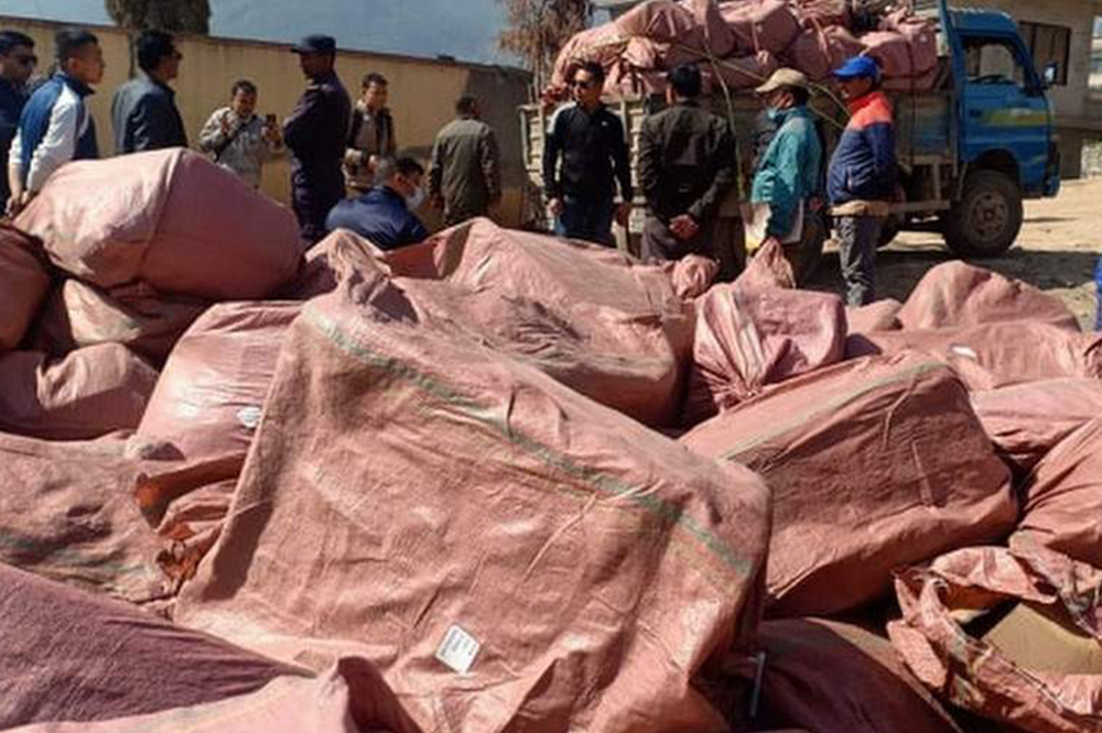  आठलाख सर्जिकल मास्क बरामद 