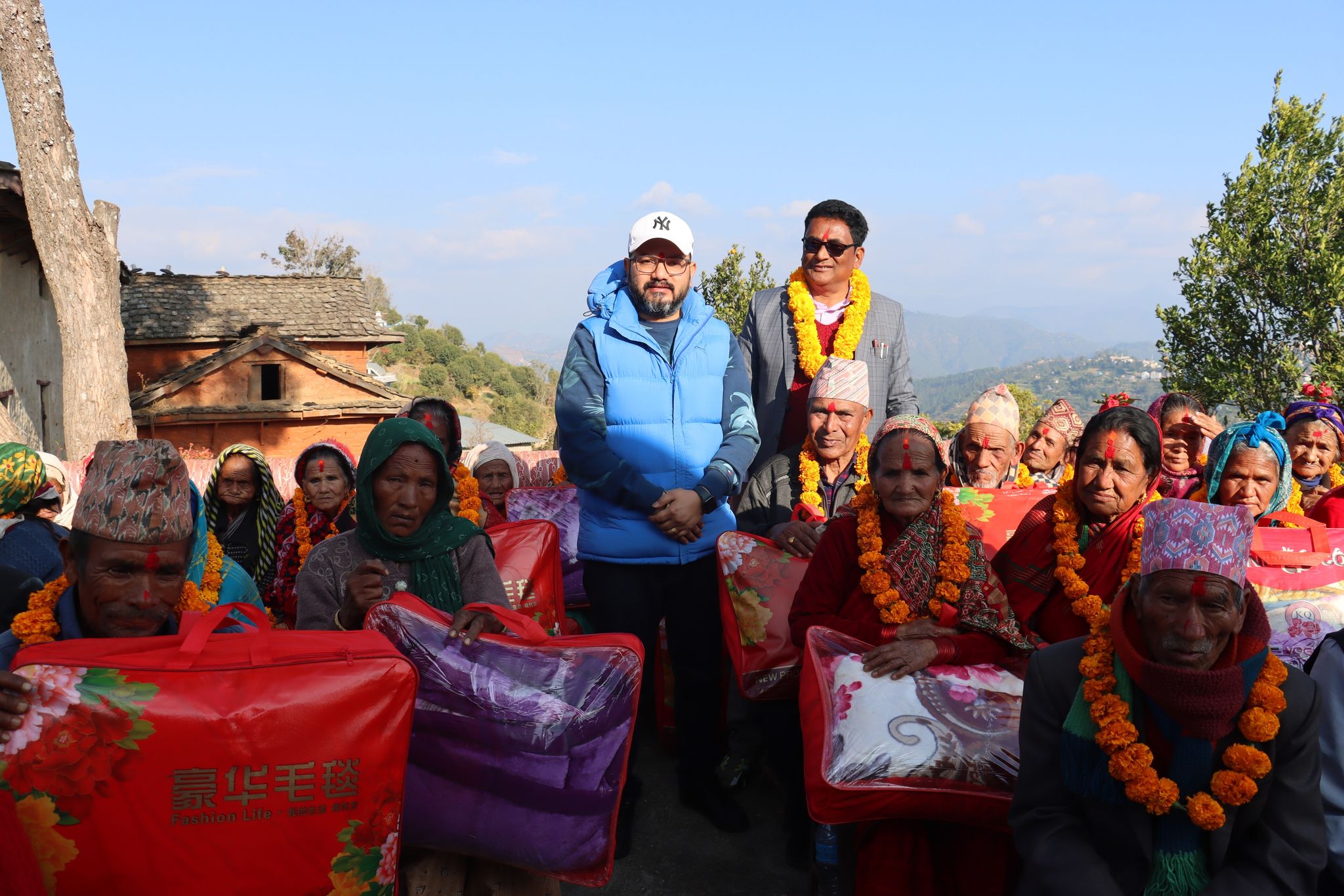 शारदा नगरपालिका ४ मा ७२ जना ज्येष्ठ नागरिकलाई कमल बितरण