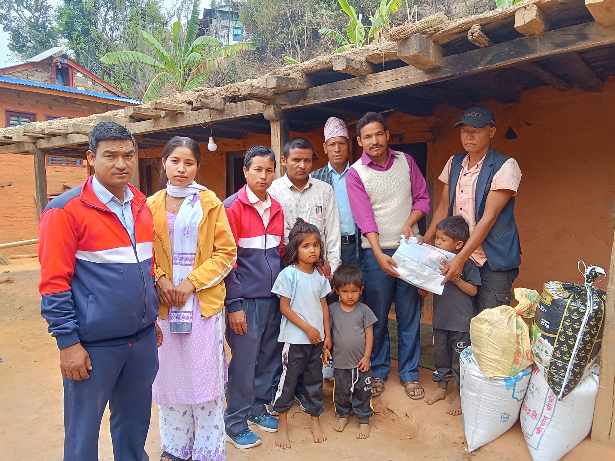 बेसहारा बालबालिकालाई देउराली माविको खाद्यान्न र कपडा सहयोग 