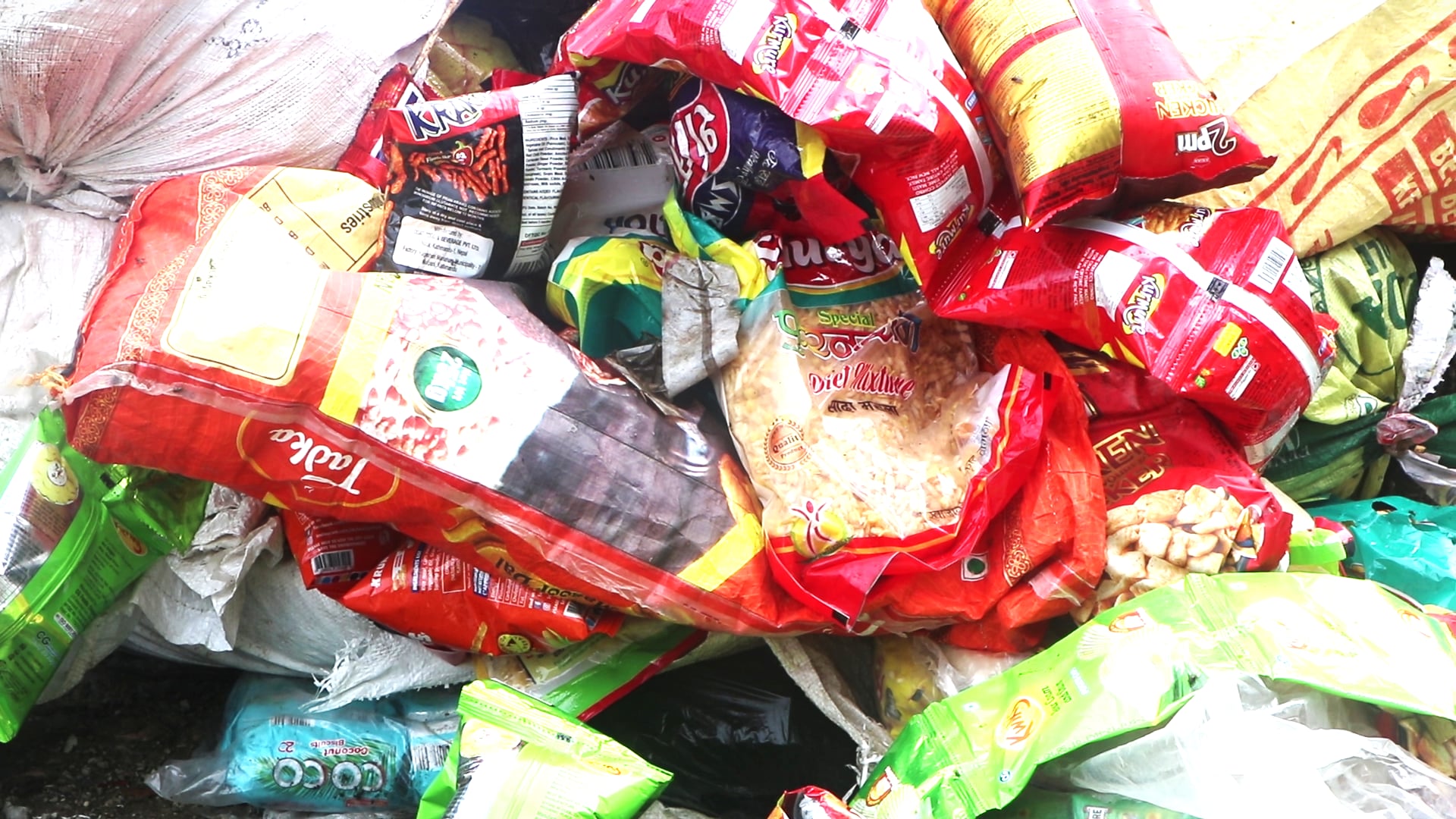 सल्यानमा म्याद नाघेका १ लाख ५४ हजार भन्दा बढी अखाद्य सामग्री नष्ट