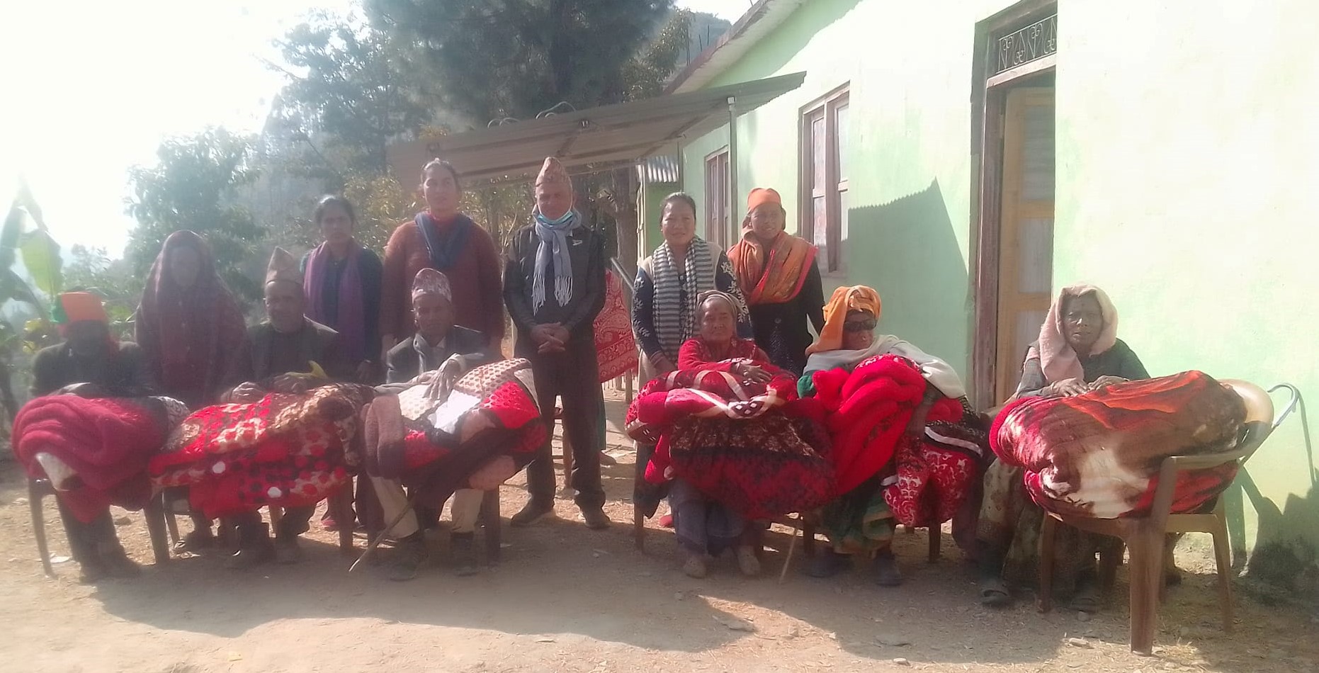 सल्यानको दार्मामा ज्येष्ठ नागरिकलाई न्यानो कपडा वितरण 