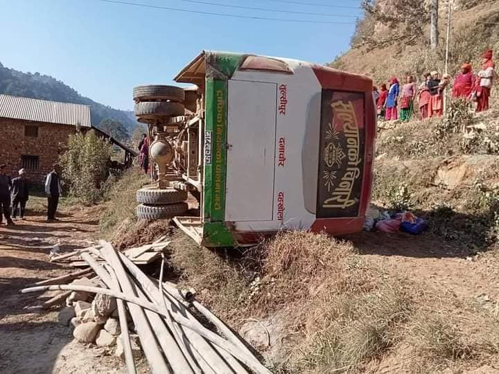 सल्यानमा बस दुर्घटना हुँदा ११ घाइते