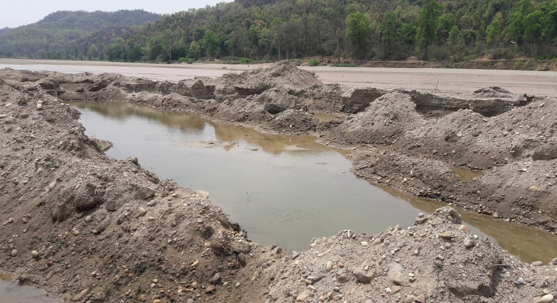 सल्यानमा खोला दोहन गर्ने क्रम बढ्दै 