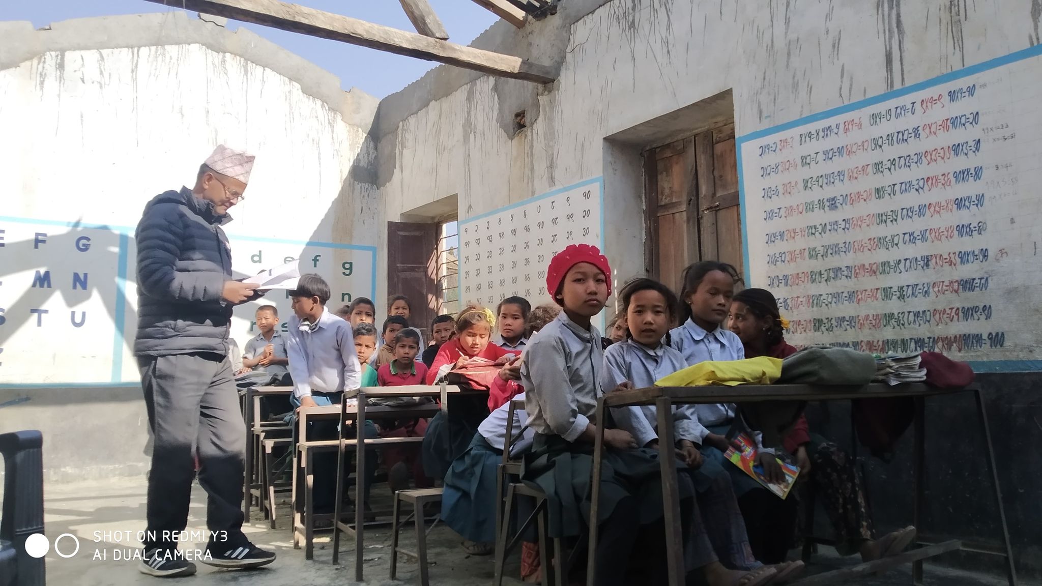  सर हामी कहिलेसम्म छाना नभएको भवनमा बसेर पढ्ने ? 
