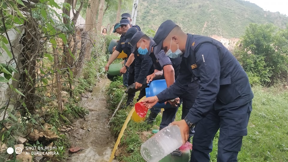 प्रहरीद्धारा अबैध घरेलु मदिरा नष्ट 