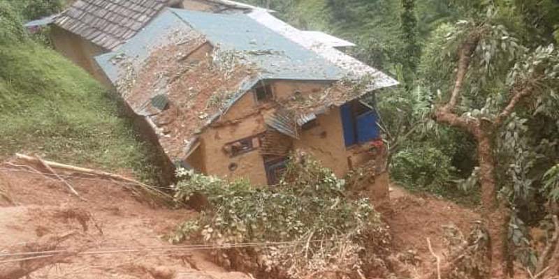 सल्यानमा पहिराले तीन घरपरिवार विस्थापित ,३० घर उच्च जोखिममा 