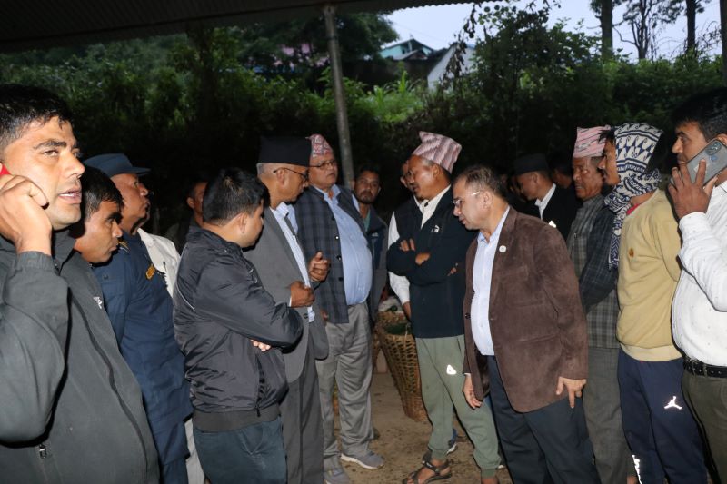 एकाबिहानै कृषिमन्त्री शर्मा सहितको टोली कपुरकोट हाटबजारमा पुग्दा .....