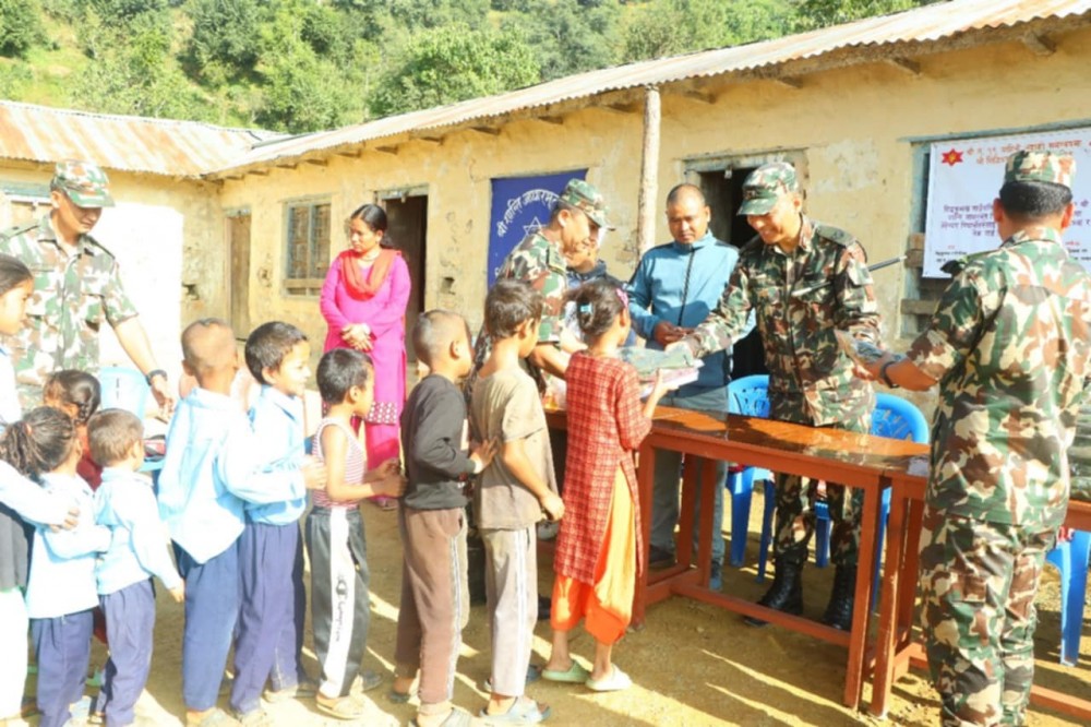 सेनाद्धारा  बालबालिकालाई शैक्षिक सामाग्री र पोसाक वितरण 