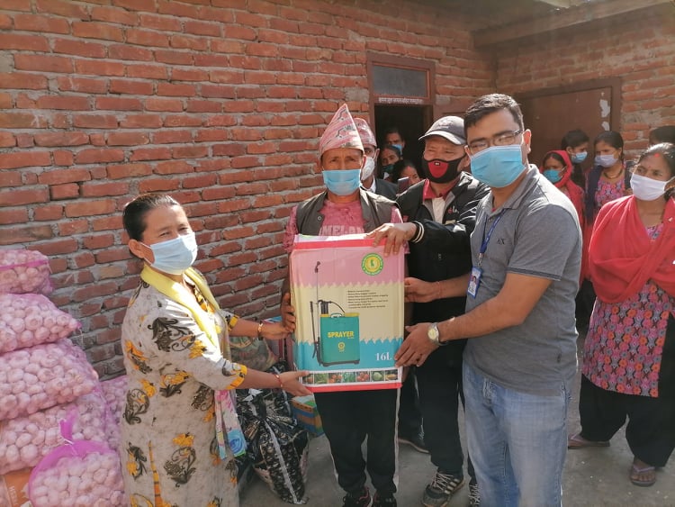 महिला सामुदायिक लघुवित्त वित्तिय संस्थाद्धारा कृषकलाई कृषि सामाग्री वितरण