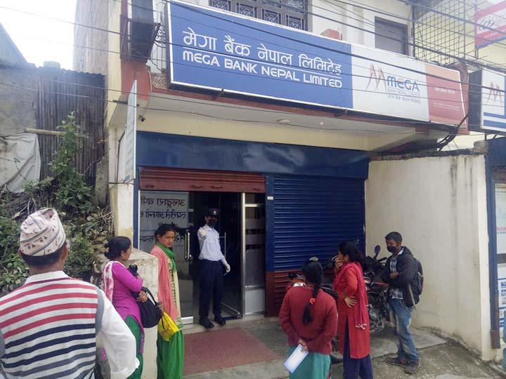 सावधानी अपनाएर कारोबार गर्दै सल्यानका वैंकहरु 