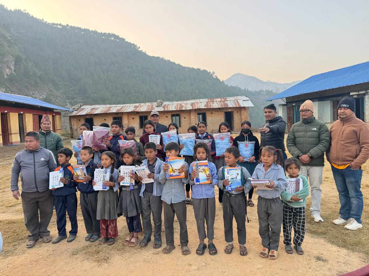  सल्यानका विपन्न विद्यार्थीलाई न्यानो कपडा र शैक्षिक सामग्री वितरण 