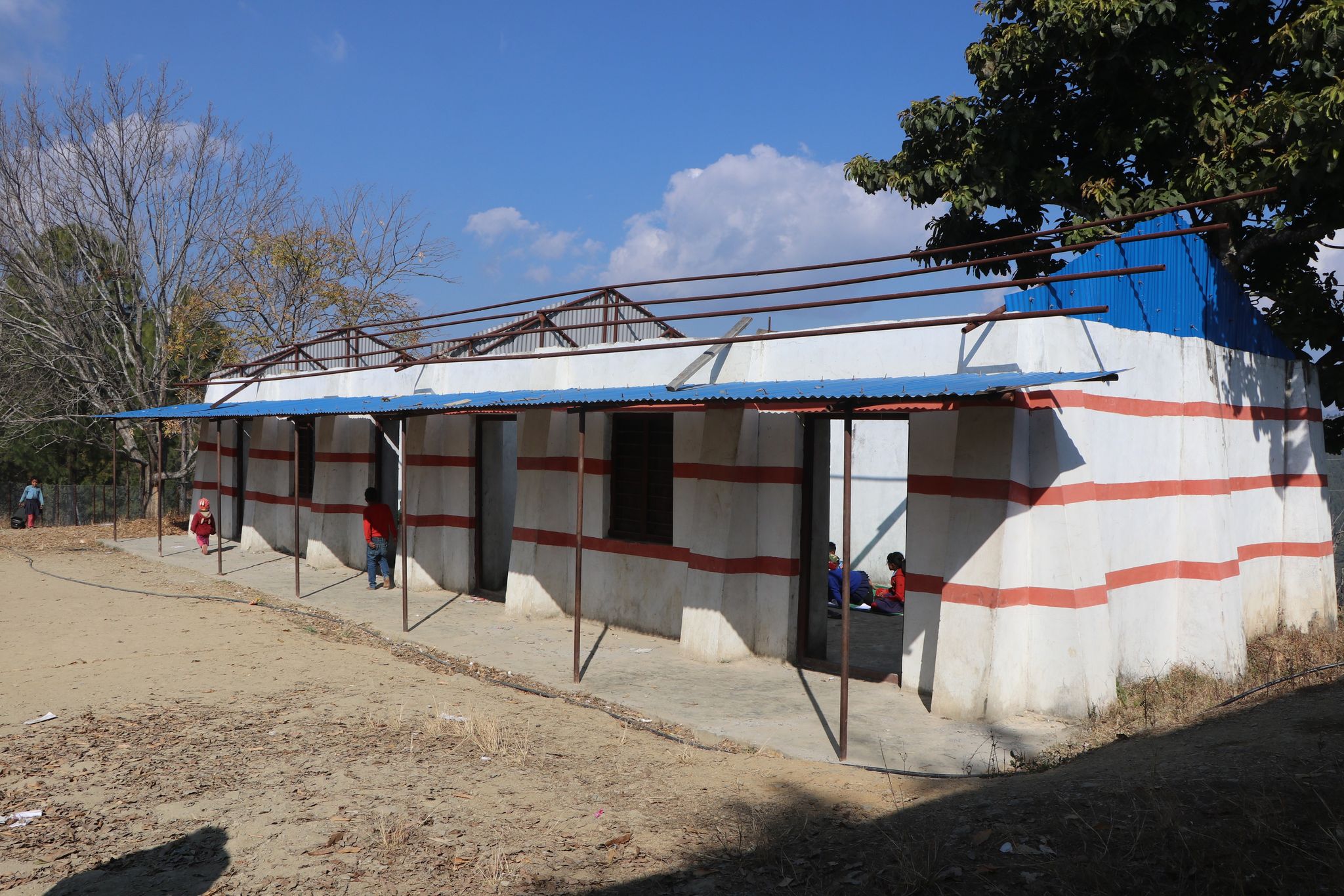 सल्यानमा सामुदायिक विद्यालयको दूरावस्था : कतै छानो छैन‚ कतै डेस्कबेन्च