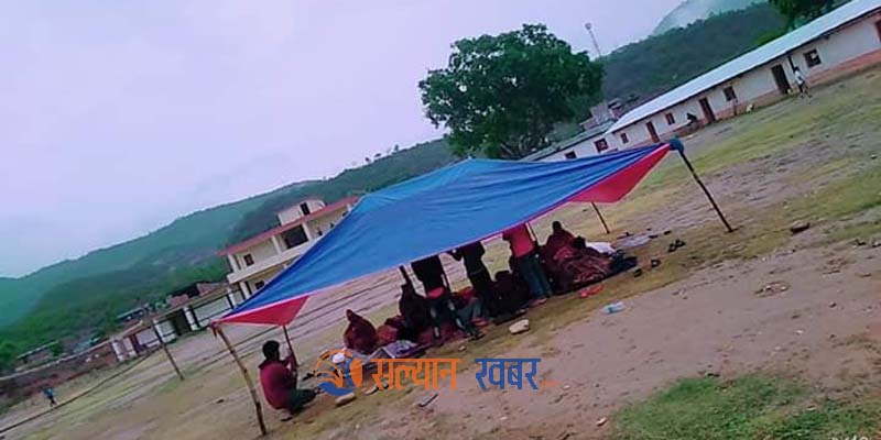 बनगाड कुपिण्डे नगरपालिकामा नागरिकको त्रिपालमुनीको बास 