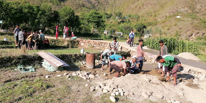 ‘कोरोना भनेर छोराछोरी भोकै राख्‍न मिलेन, जोखिम मोलेरै काममा आयौँ’