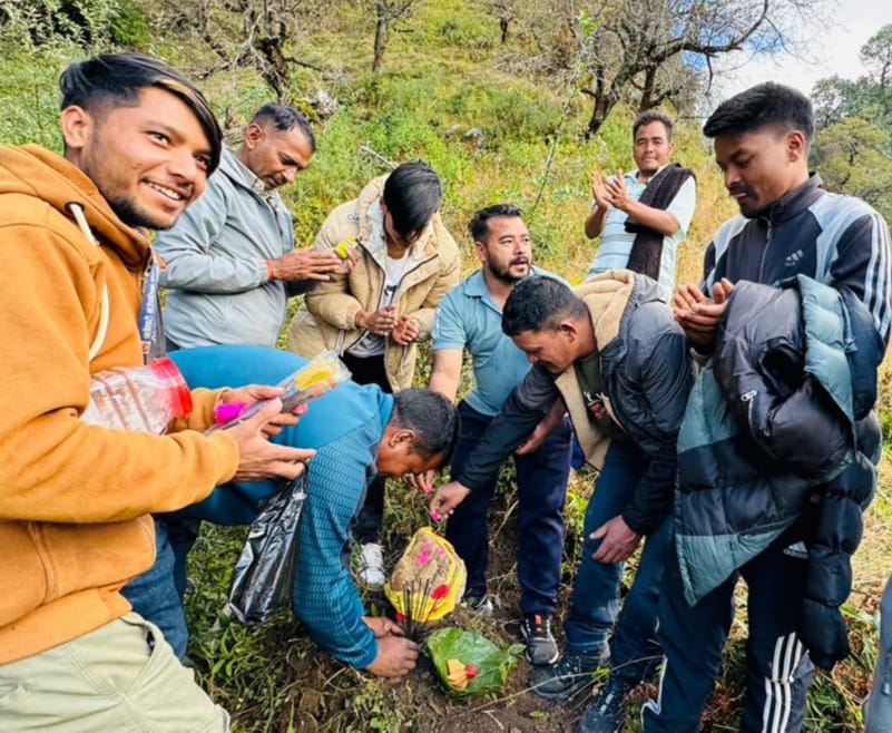 छत्रेश्वरीको चमेरे गुफामा युवा क्लबले शौचालय बनाउँदै