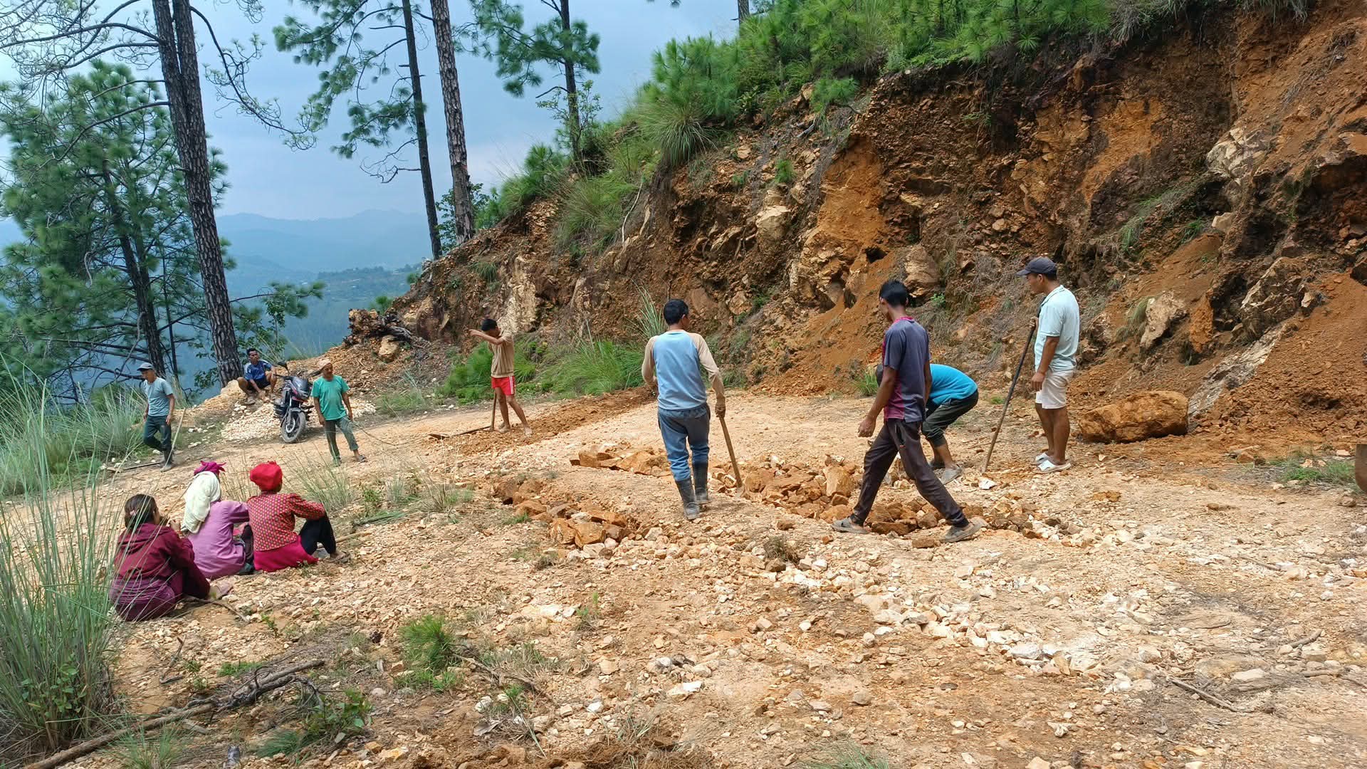 सल्यानमा श्रमदानबाट पाँच किलोमिटर ग्रामीण सडक मर्मत