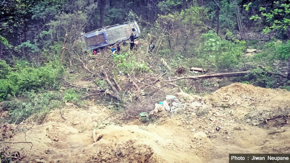 दाउन्नेमा बस दुर्घटना हुँदा चार जनाको मृत्यु