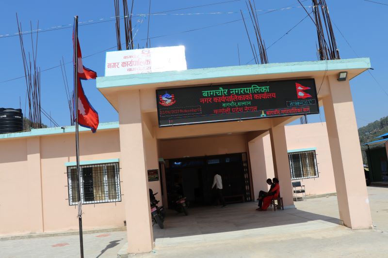 बिना कारण हटाएको  भन्दै बागचौर नगरपालिकाका कर्मचारी आन्दोलित