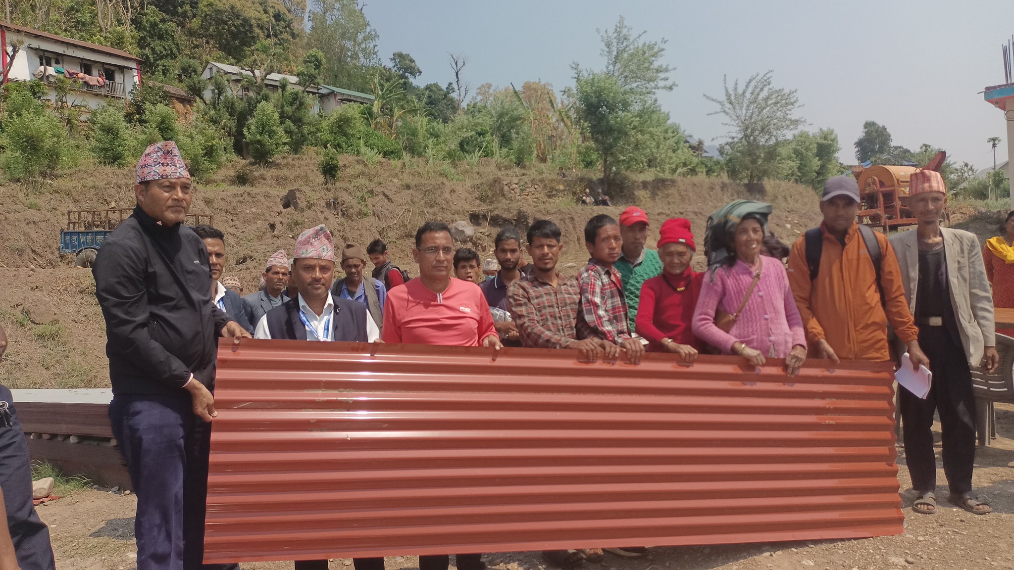 फुसको छानो हटाउन सल्यानमा जस्तापाता वितरण 