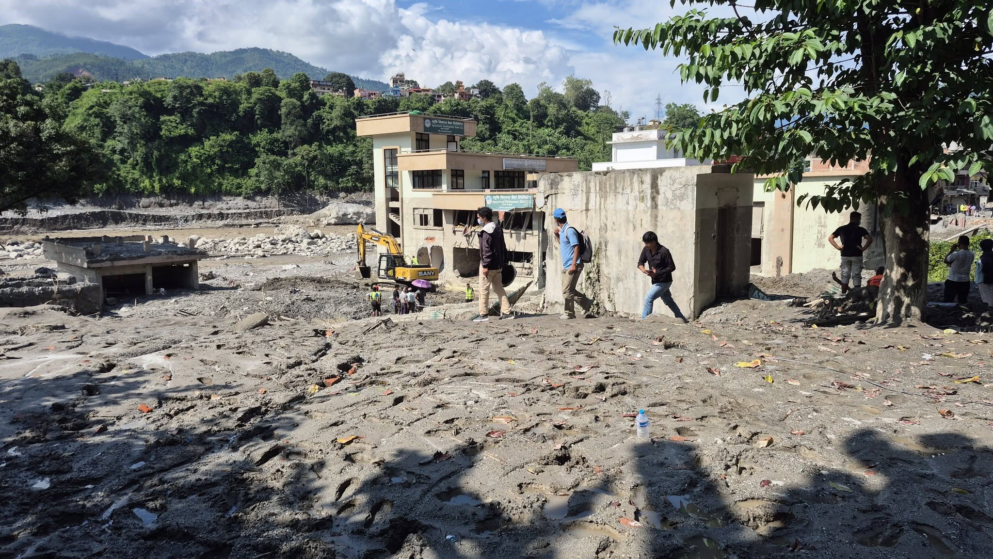 रसुवा बाढीमा सम्पर्कविहीन नागरिकको खोजीमा सल्यानका जनप्रतिनिधि घटनास्थलमा