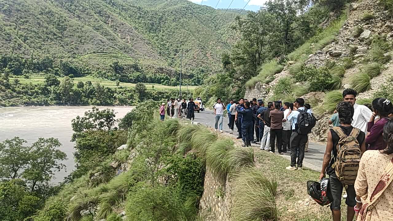 सल्यानमा जिप भेरी नदीमा खस्यो, दुई वेपत्ता दुई घाइते