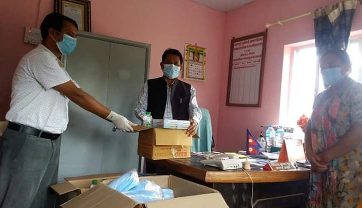 बनगाड कुपिण्डे नगरपालिकामा इन्सेकद्धारा स्वास्थ्य सामाग्री सहयोग