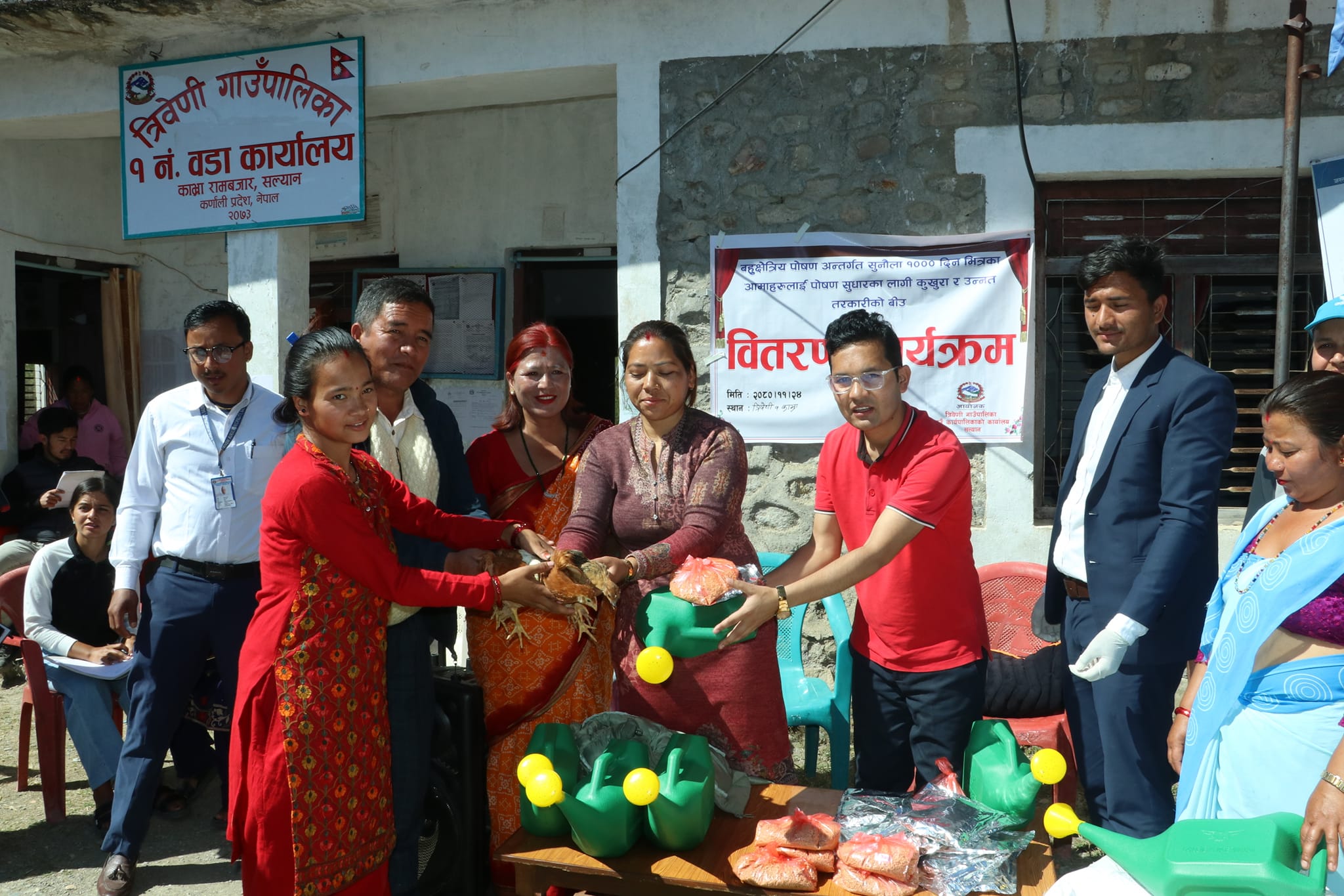 सल्यानमा सुनौलो हजार दिनका आमालाई कुखुरा वितरण 